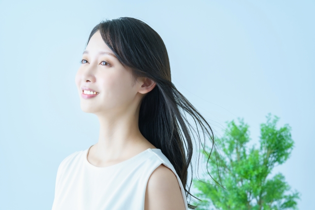 白髪ケアでツヤ髪を取り戻し笑顔を見せる40代女性