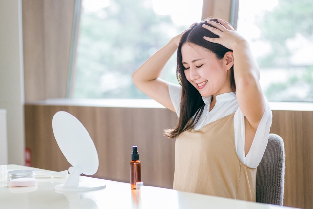 40代女性が頭皮マッサージで白髪対策をしている様子